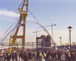 Gateshead Millennium Bridge manoeuvres into position